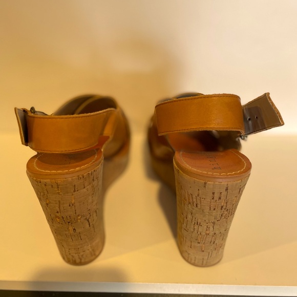 Women’s Wedge Leather Sandals featuring cork heels! 🌟 Women’s size 8 - Picture 4 of 7